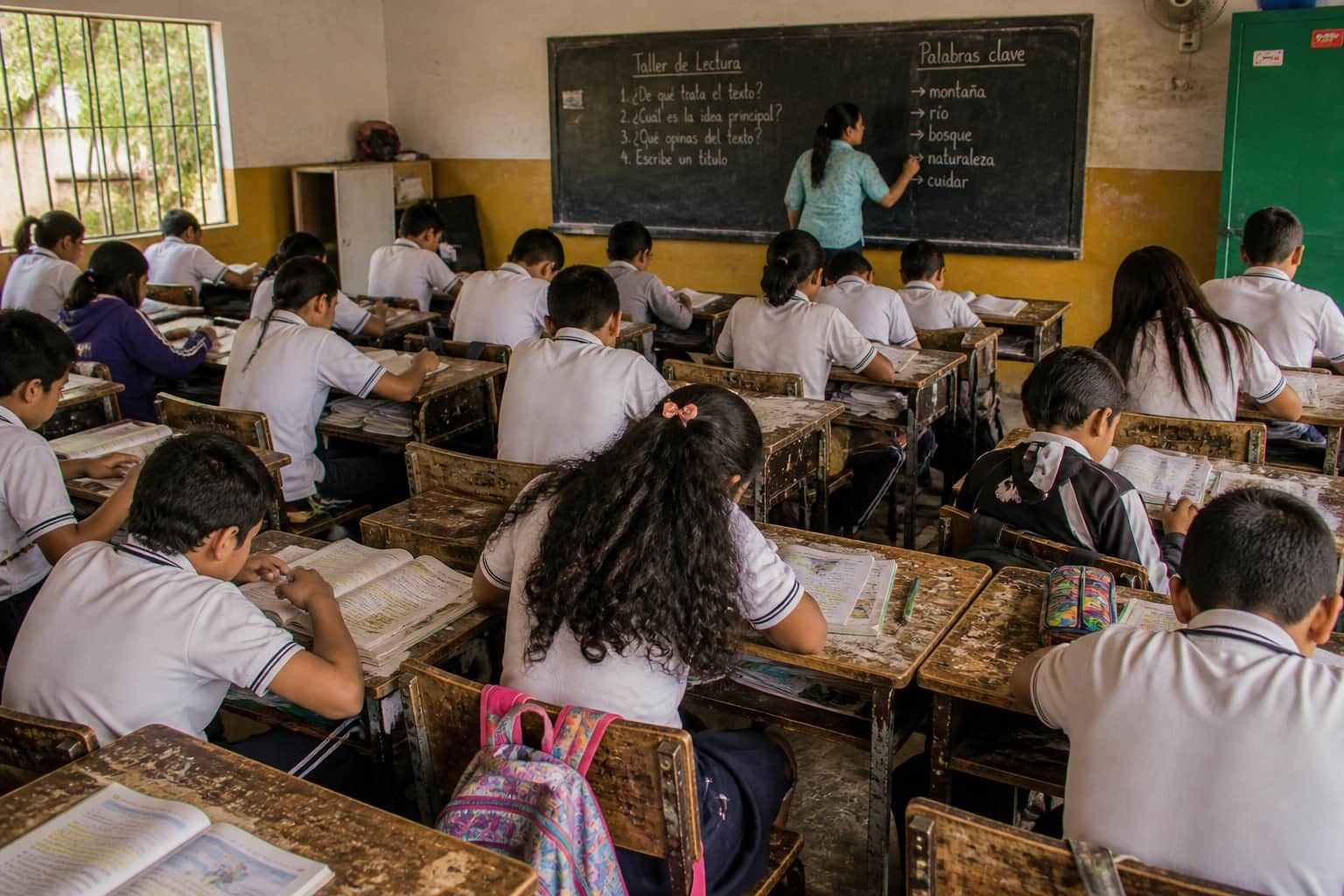 Students reading silently and actively in an English classroom